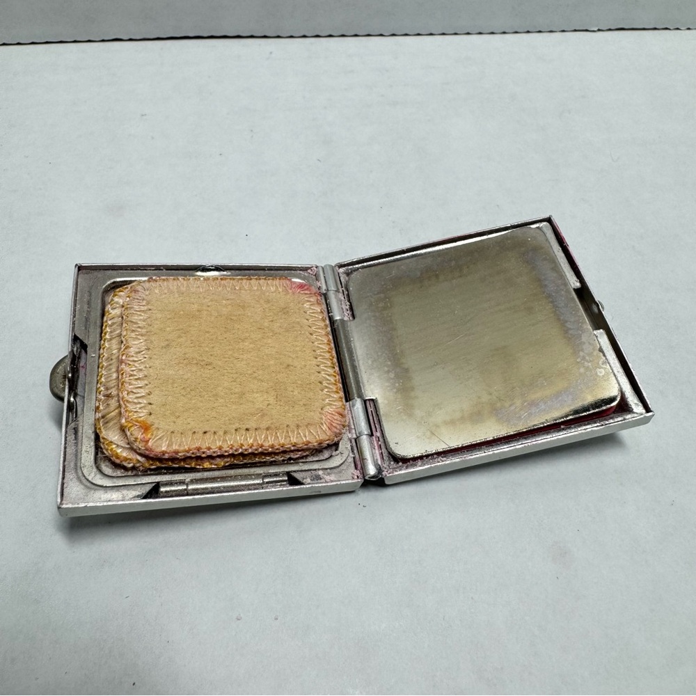 Vintage Vashé Metal Makeup Compact Silver Rouge Blush 1930s 1940s Puff Pad Red - Picture 7 of 9